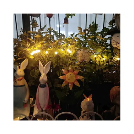 Solarleuchte von LUMINEO, umgeben von Pflanzen und dekorativen Figuren im Außenbereich.