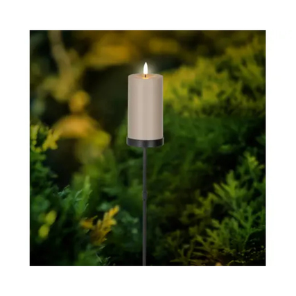 Braune Solarleuchte auf einem Stab vor grünem Hintergrund, für Außenbeleuchtung geeignet.