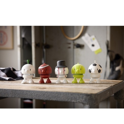 HOPTIMIST Dekorationsfigur Bumble S Baseball auf einem Tisch, Teil einer Sammlung von fünf Figuren.