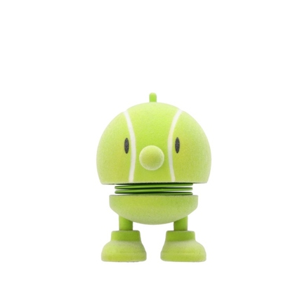 Dekorationsfigur in Form eines Tennisballs mit belebendem Gesicht und grünen Details.