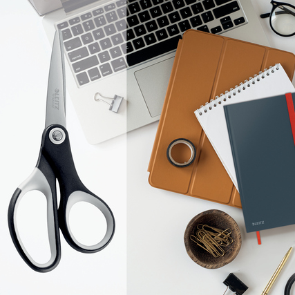 Schwarze und weiße Leitz Universalschere mit asymmetrischem Design auf einem Schreibtisch.