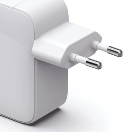 Weißes Reise-Ladegerät mit zwei Anschlüssen und ausziehbarem USB-C-Kabel.