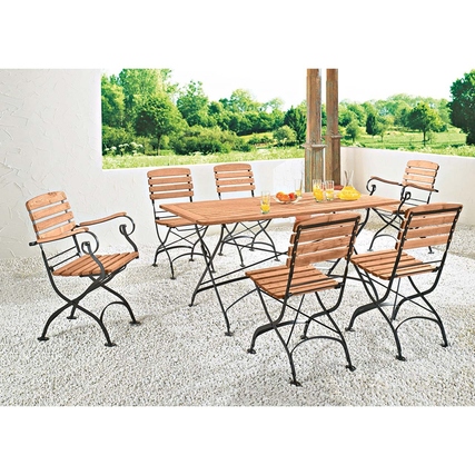 Gartentisch mit Holzoberfläche und Metallgestell, umgeben von sechs Stühlen im Freien.