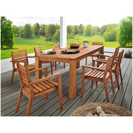 Gartenstuhl "Cavo" aus Holz in einer dekorativen Umgebung mit einem Essbereich für draußen.