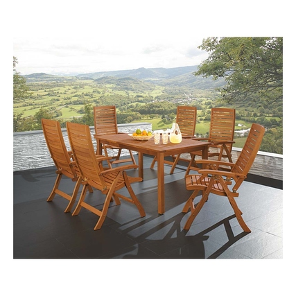 Gartentisch mit sechs Hochlehner-Stühlen, dekoriert mit Obst und Getränken im Freien.