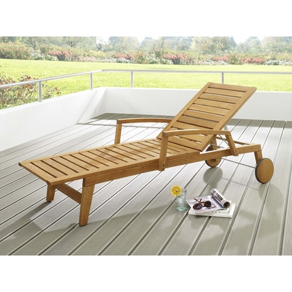 Sonnenliege aus Holz mit verstellbarer Rückenlehne und zwei großen Rollen auf einer Terrasse.