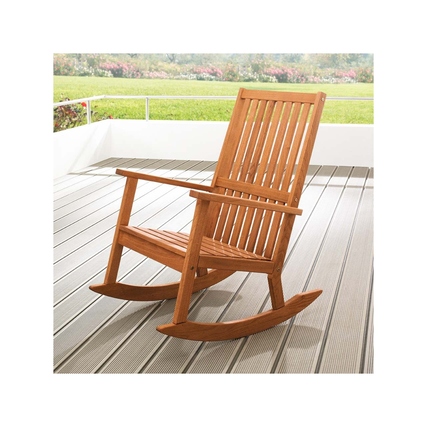 Holz Schaukelstuhl mit Lehne auf einer Terrasse platziert, umgeben von Pflanzen.