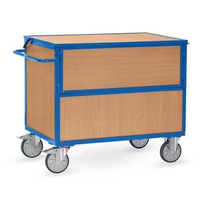 Transportwagen aus Stahl mit Holzwerkstoffplatte, klappbarem Drahtgitternetzdeckel und Rollen.