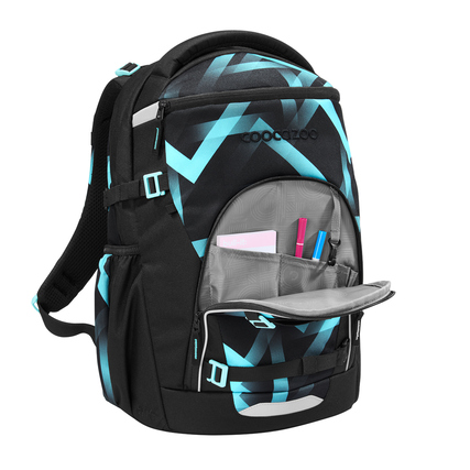 Schulrucksack mit geometrischem Muster, geöffnet, zeigt Organizerfächer für Stifte und Notizen.