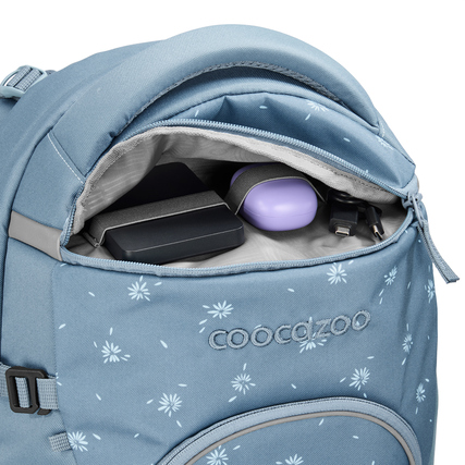 Öffnung des COOCAZOO Schulrucksacks BYTE mit sichtbarem Inhalt, darunter ein Laptop und Zubehör.