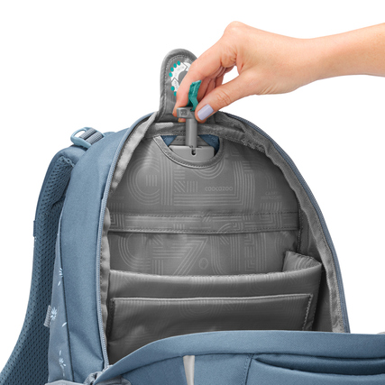 Schulrucksack COOCAZOO BYTE Bloomy Daisy mit geöffnetem Fach für Zubehör und Organizer.