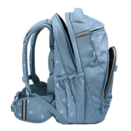 Schulrucksack BYTE Bloomy Daisy in blauer Farbe, seitliche Ansicht mit gepolsterten Gurten.