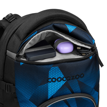Schulrucksack COOCAZOO BYTE Electric Ice mit geöffnetem Oberfach und eingelegtem Zubehör.
