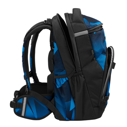 Schulrucksack COOCAZOO BYTE Electric Ice in seitlicher Ansicht mit blauen geometrischen Mustern.