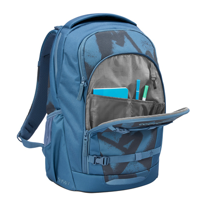 Schulrucksack in Blau mit geöffnetem Hauptfach, gefüllt mit Schreibmaterialien und einem Notizbuch.