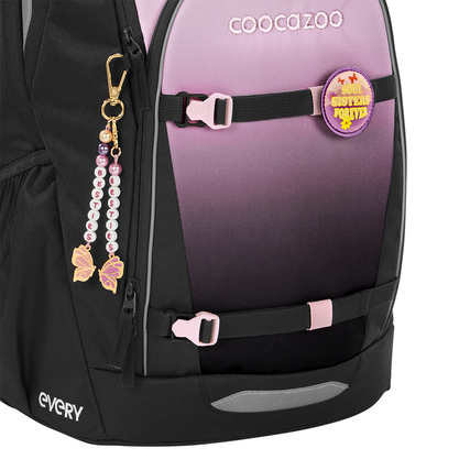 Schulrucksack COOCAZOO EVERY in Schwarz und Rose mit Ansteck-Patch und Anhänger.