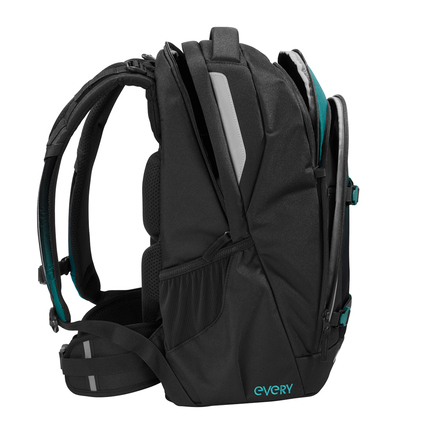 Schulrucksack von COOCAZOO in schwarzer Farbe mit tealfarbenen Akzenten, seitliche Ansicht.