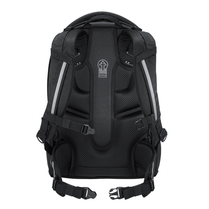 Rucksack im Profil mit gepolstertem Rückenpolster und verstellbaren Tragegurten in Schwarz.
