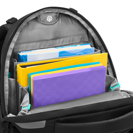 Inhalt des Rucksacks mit mehreren farbigen Ordnern und Fächern sichtbar.