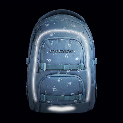 Schulrucksack in Blau mit Blumenmuster und reflektierenden Streifen auf schwarzem Hintergrund.