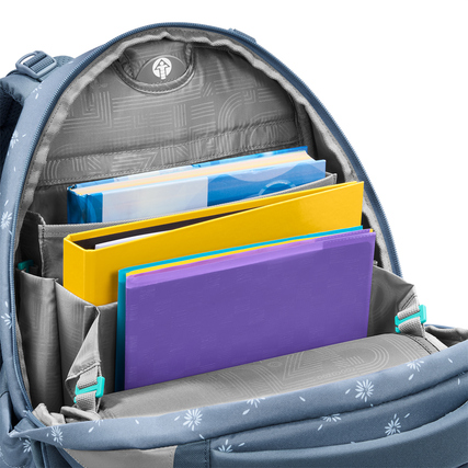 Der Schulrucksack COOCAZOO PORTER Bloomy Daisy mit geöffnetem Hauptfach und eingelegten Heften.