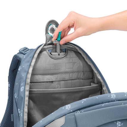 Innenansicht des COOCAZOO Schulrucksacks PORTER mit einem Handgriff zur Höhenverstellung.