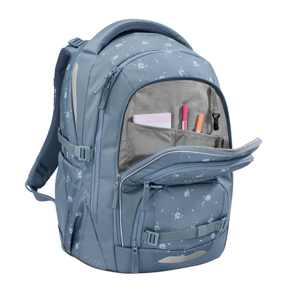 Blaue Schulrucksack mit floralem Muster, geöffnet und mit Schulmaterialien im Inneren.