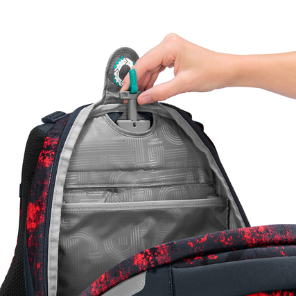 Rucksack im geöffneten Zustand, mit einem Handgriff, der eine innere Organisationsstruktur zeigt.