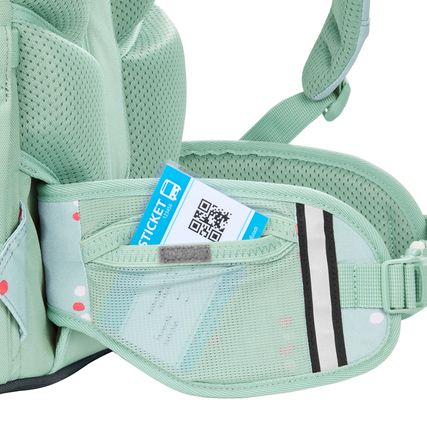 Schulrucksack mit Sichtfach für Ausweis oder Ticket und seitlichem Netzmaterial.
