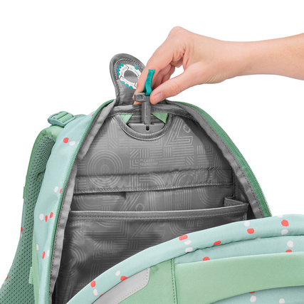 COOCAZOO Schulrucksack PORTER mit geöffnetem Deckel und Sicht auf das Innenfach und Organizer.