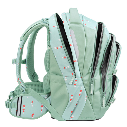 Grüner Schulrucksack mit roten Punkten, mehrere Reißverschlussfächer, seitliche Kompressionsriemen.