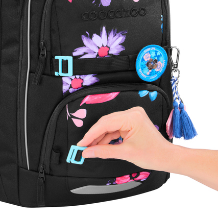 COOCAZOO Schulrucksack PORTER mit floralem Design und abnehmbarer Dekoration in Nutzung.