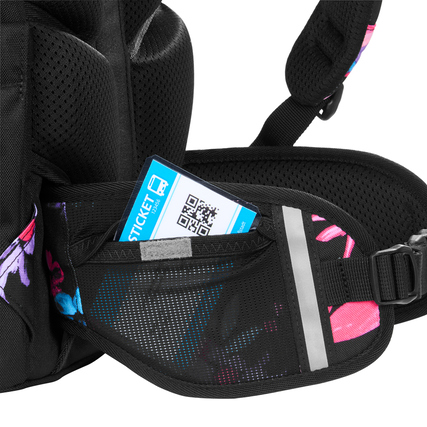 Schulrucksack COOCAZOO PORTER mit seitlichem Organizerfach und Dekorationselementen.