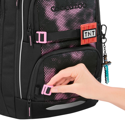 Schulrucksack PORTER in Pink mit abnehmbaren Verschlüssen und Dekoration.