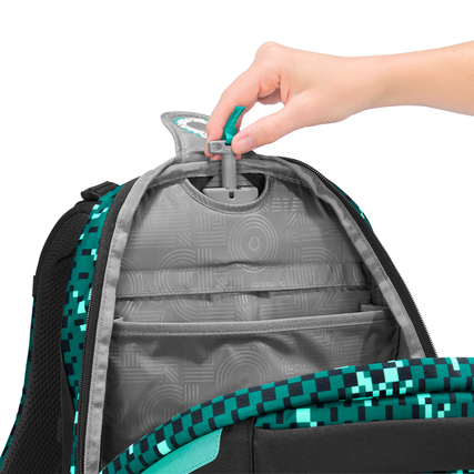 Öffnung des COOCAZOO Schulrucksacks PORTER mit Sicht auf das Innenfach und Organizer.