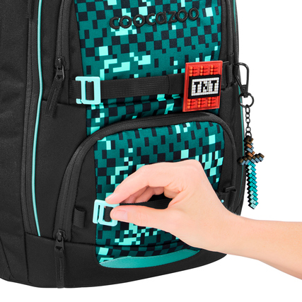 Schulrucksack PORTER mit farbigem Pixel-Muster und Hand, die eine Tasche öffnet.