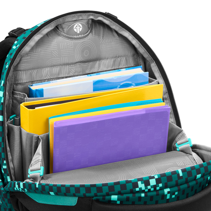 Innenansicht eines Schulrucksacks mit verschiedenen Ordnern und Heften in mehreren Fächern.