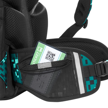 Details des Rucksacks mit einem Fach und einem Sichtfenster für Karten am Hüftgurt.