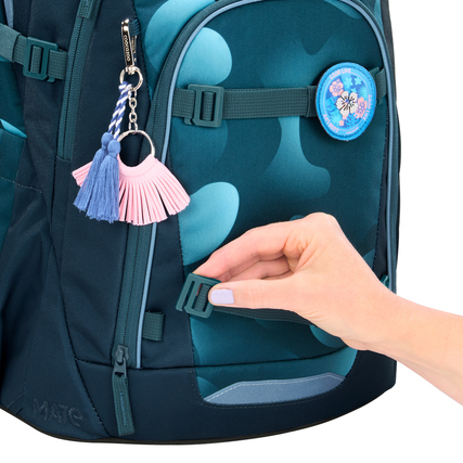Schulrucksack MATE Aqua Flow mit abnehmbaren Clips und Anhängern in aquafarbenem Design.