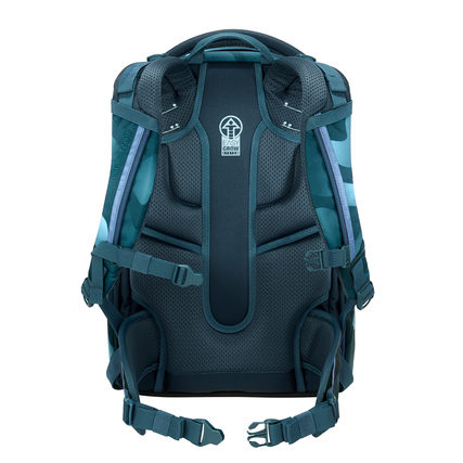 Rückenansicht des COOCAZOO Schulrucksacks MATE Aqua Flow mit ergonomischen Polstern und Trägern.