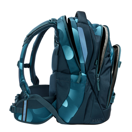 Schulrucksack COOCAZOO MATE in Aqua Flow, seitliche Ansicht mit verstellbaren Trägern und Fächern.