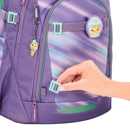 Lila Schulrucksack MATE mit austauschbarem Clip und Hand, die Frontansicht zeigt das Design.