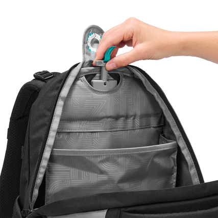 Sicht auf das Innenfach des COOCAZOO Schulrucksacks MATE mit Hand, die einen Clip einsetzt.