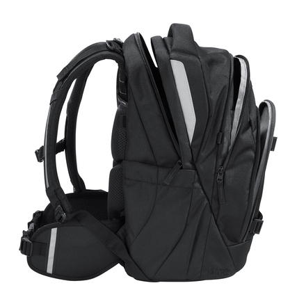 Schulrucksack COOCAZOO MATE in Schwarz, seitliche Ansicht mit reflektierenden Elementen.