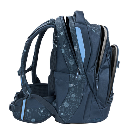 Schulrucksack COOCAZOO MATE in Blau mit grafischem Muster, seitliche Ansicht und mehreren Fächern.