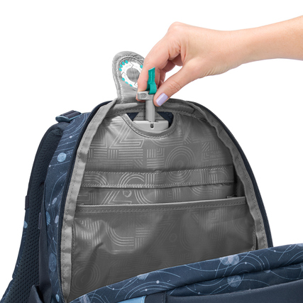 Rucksack mit geöffneter Oberseite, zeigt das Innenfutter und die Fächerstruktur.