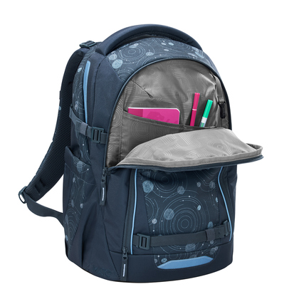 Schulrucksack COOCAZOO MATE Blue Orbit mit geöffnetem Hauptfach und eingelegtem Schulmaterial.