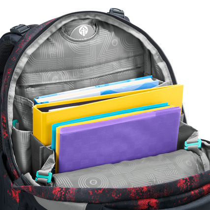 Schulrucksack MATE Broken Black mit geöffnetem Hauptfach, gefüllt mit bunten Mappen und Heften.