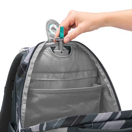 Innenansicht eines COOCAZOO Schulrucksacks MATE Dark Race mit geöffnetem Hauptfach und Organizer.