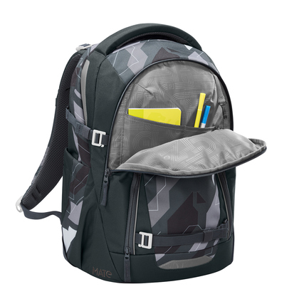 Schulrucksack COOCAZOO MATE Dark Race mit geöffneter Fronttasche und Inhalt.